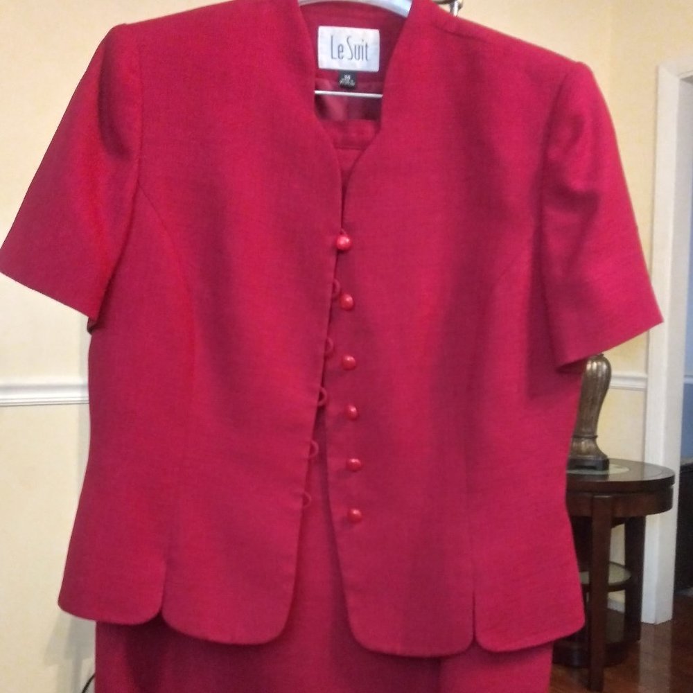 Skirt suit